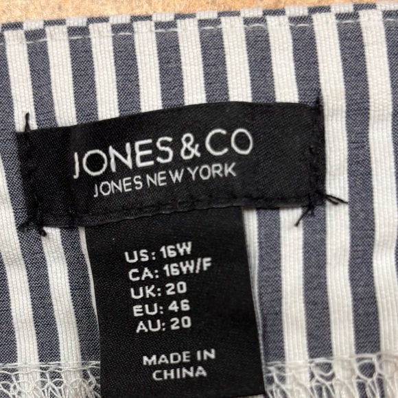 Jones New York Navy and White Striped Seersucker Capri Pants - Picture 2 of 5